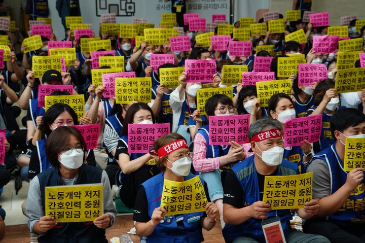 [대구=뉴시스] 21일 칠곡경대병원에서 경북대병원노조가 임단협 투쟁승리 결의대회를 열고 구호를 외치고 있다. (사진 = 경북대병원노조 제공) 2023.09.21. photo@newsis.com *재판매 및 DB 금지