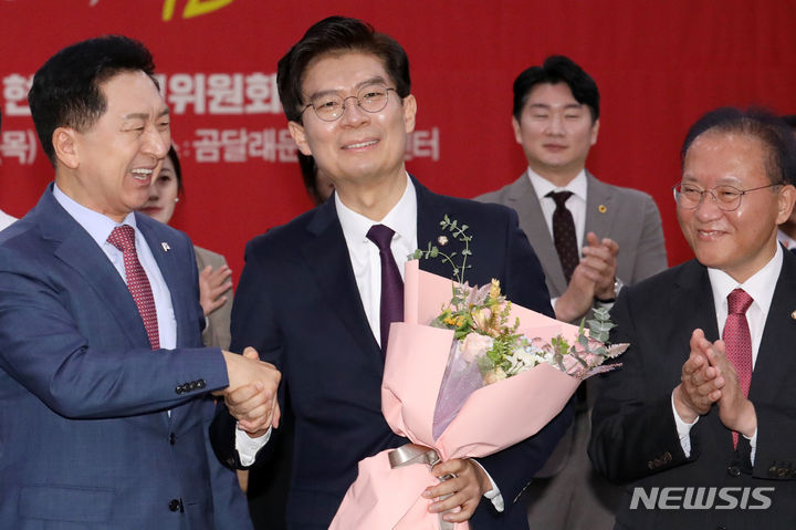 김기현 전 대표 축하받는 조정훈 의원. [서울=뉴시스] 조성우 기자 = 김기현 전 국민의힘 대표가 지난 9월21일 오전 서울 강서구 곰달래 문화복지센터에서 열린 동행 서약식에서 국민의힘에 입당한 조정훈 시대전환 의원를 축하하고 있다. 2023.09.21. xconfind@newsis.com