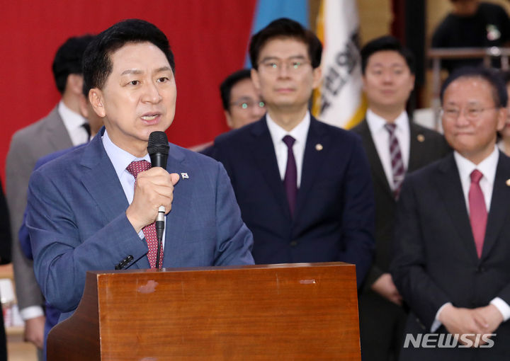 [서울=뉴시스] 조성우 기자 = 김기현 국민의힘 대표가 지난 21일 오전 서울 강서구 곰달래 문화복지센터에서 열린 조정훈 시대전환 의원과 동행 서약식에서 발언하고 있다. 2023.09.21. xconfind@newsis.com