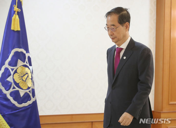 [서울=뉴시스] 김명원 기자 = 국회에서 해임건의안이 가결된 가운데 한덕수 국무총리가 21일 서울 종로구 정부서울청사에서 열린 차관급 임명장 수여식에 참석하고 있다. 2023.09.21. kmx1105@newsis.com