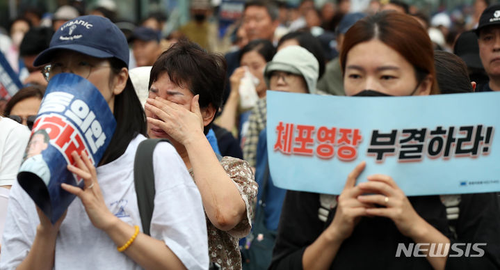 [서울=뉴시스] 고범준 기자 = 21일 오후 서울 여의도 국회 앞에서 이재명 더불어민주당 대표 지지자들이 이 대표에 대한 체포동의안이 가결되자 눈물을 흘리고 있다. 표결은 재석 295인, 찬성 149표, 반대 136표, 기권 6표, 무효 4표로 가결됐다. 2023.09.21. bjko@newsis.com