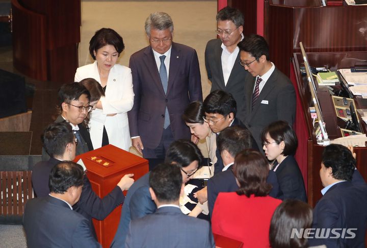 [서울=뉴시스] 조성봉 기자 = 21일 오후 서울 여의도 국회 본회의장에서 열린 제410회국회(정기회) 제8차 본회의에서 여야 검표위원들이 이재명 더불어민주당 대표 체포동의안 표를 검표하기 위해 대기하고 있다. 2023.09.21.suncho21@newsis.com