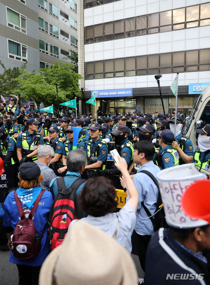 [서울=뉴시스] 고범준 기자 = 이재명 더불어민주당 대표 체포동의안이 가결된 21일 오후 서울 영등포구 더불어민주당 당사 앞에서 이 대표 지지자들이 경찰과 대치를 하고 있다. 2023.09.21. bjko@newsis.com