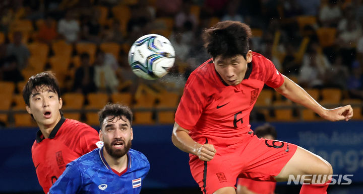 [진화=뉴시스] 고승민 기자 = 21일 중국 진화 스포츠 스타디움에서 열린 2022 항저우 아시안게임 남자축구 조별리그 E조 2차전 한국 대 태국 경기, 전반 한국 홍현석이 헤딩골을 넣고 있다. 2023.09.21. kkssmm99@newsis.com