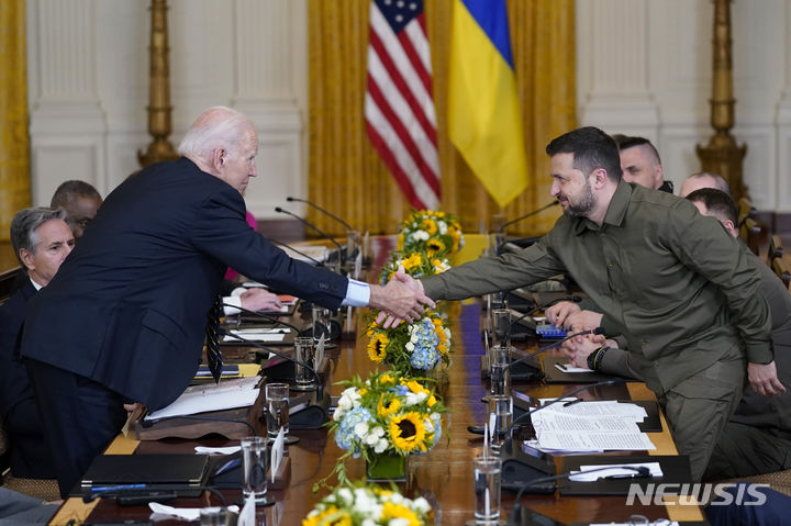 [워싱턴=AP/뉴시스] 조 바이든(왼쪽) 미국 대통령이 21일(현지시각) 백악관 이스트룸에서 볼로디미르 젤렌스키 우크라이나 대통령과 회담하며 악수하고 있다. 바이든 대통령은 "우리는 러시아의 공격으로 고통받는 무고한 사람들을 위해 인도주의 지원을 계속할 것"이라면서 3억2500만 달러 규모의 새로운 무기 지원 패키지를 발표했다. 2023.09.22.