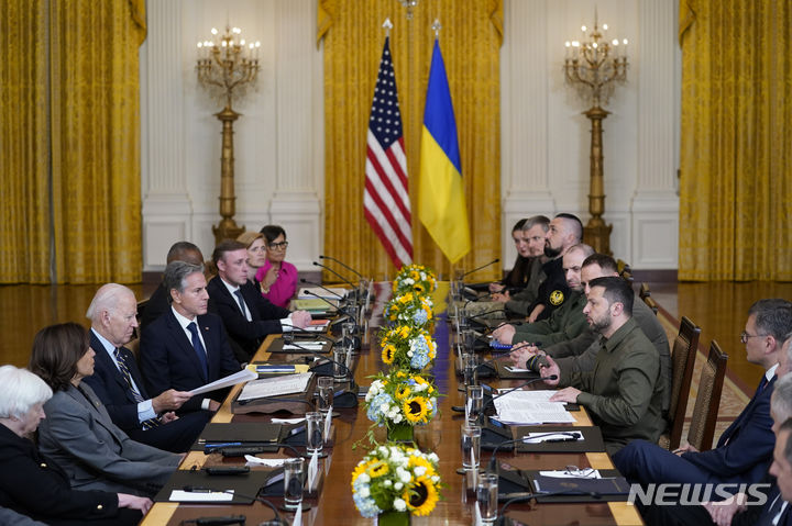 [워싱턴=AP/뉴시스]조 바이든 미국 대통령이 21일(현지시간) 볼로디미르 젤렌스키 우크라이나 대통령을 백악관으로 초청해 양자회담에 나선 뒤 확대회담까지 진행하고 있다. 2023.09.22