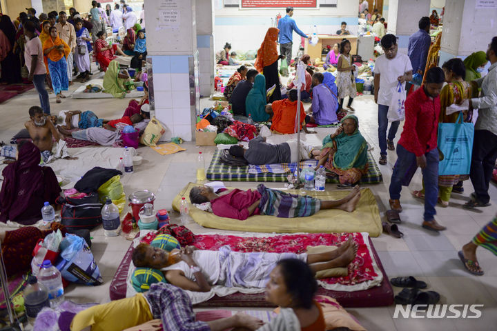 [다카=AP/뉴시스] 방글라데시에서 지난 1월 이후 어린이 100명 이상을 포함해 1017명이 뎅기열로 사망했으며 20만8000명 이상의 감염자가 발생했다고 3일(현지시간) 미국 CNN이 보도했다. 사진은 지난 9월14일 방글라데시 수도 다카에 있는 무그다의과대학병원에서 뎅기열 환자들이 치료 받고 있는 모습. 2023.10.04.