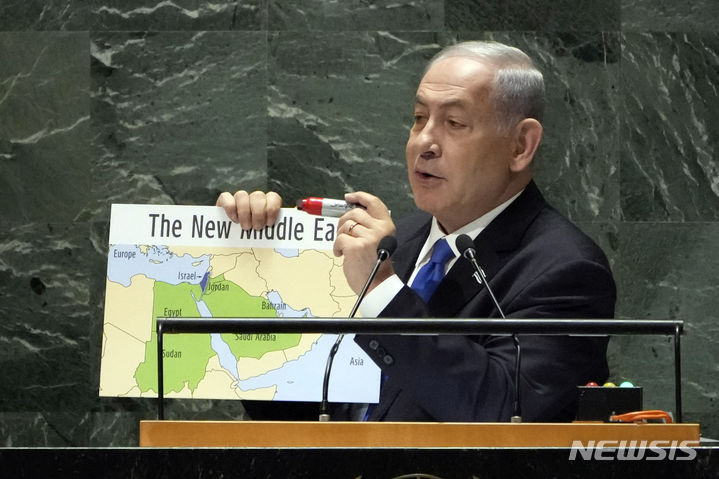 [유엔본부=AP/뉴시스]베냐민 네타냐후 이스라엘 총리가 22일 유엔 총회에서 중동 지역 지도를 보여주며 연설하고 있다. 그는 이날 이스라엘은 사우디아라비아와의 평화협정으로 이어지는 역사적 돌파구의 정점에 있다고 말했다. 2023.09.23.