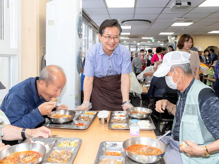 [서울=뉴시스] 최호권 영등포구청장이 장애인사랑나눔의 집에서 급식 봉사를 하고 있다.