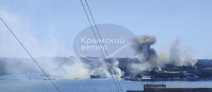 [서울=뉴시스]우크라이나가 22일 러시아 흑해함대 본부에서 미사일 공격을 가했다고 러시아 관계자가 밝혔다. 소셜네트워크서비스(SNS)에는 크름반도 세바스토폴 항구에서 연기가 피어오르는 모습을 보여주는 사진들이 게재됐다. 미사일 공격을 받은 세바스토폴의 러 흑해함대 본부(사진 출처 : 키이우 인디펜던트) 2023.09.22