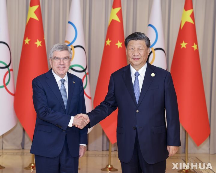 [항저우=신화/뉴시스] 시진핑 중국 국가주석(오른쪽)이 22일 토마스 바흐 국제올림픽위원회(IOC) 위원장과 만나 악수하고 있다. 2023.09.23
