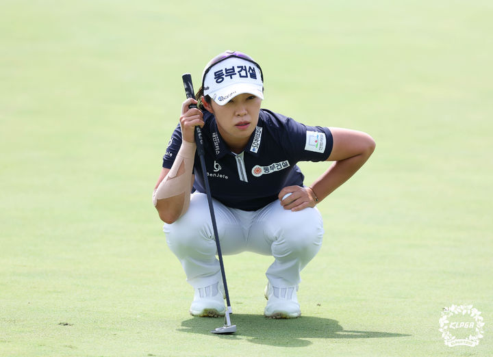 [서울=뉴시스]김수지 하나금융그룹챔피언십 3R 9번홀 그린파악. 2023.09.23. (사진=KLPGA 제공) *재판매 및 DB 금지