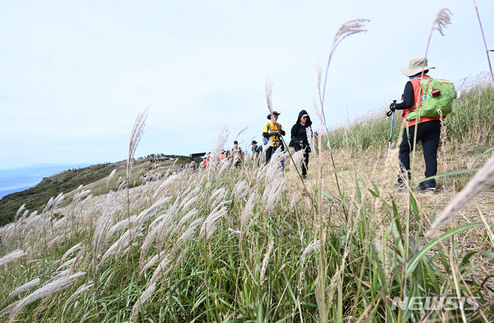[광주=뉴시스] 광주 무등산국립공원에서 시민들이 서석대에서 인왕봉을 향하고 있다. (사진=뉴시스 DB). photo@newsis.com