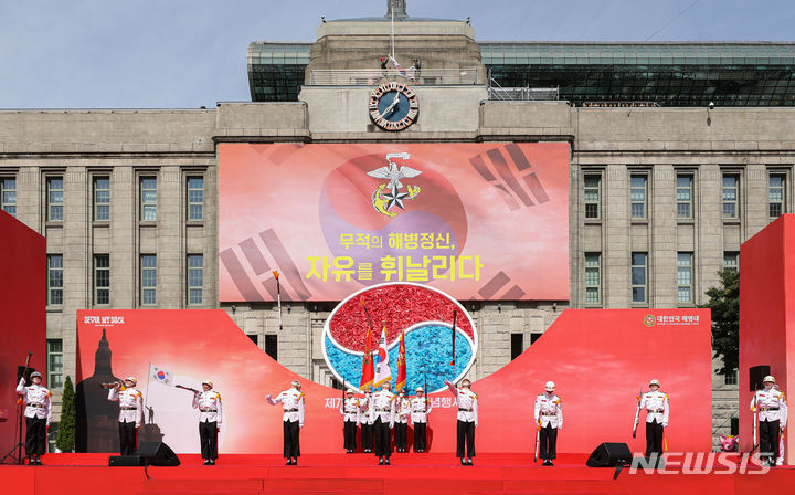 [서울=뉴시스] 권창회 기자 = 23일 오후 서울 중구 서울광장에서 열린 제73주년 서울수복 기념행사에서 해병대 의장대가 시범을 보이고 있다. 2023.09.23. kch0523@newsis.com