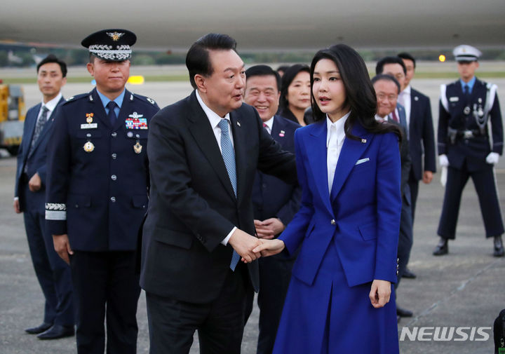 [성남=뉴시스] 홍효식 기자 = 미국 순방 일정을 마치고 귀국한 윤석열 대통령과 부인 김건희 여사가 23일 경기도 성남 서울공항에 도착해 공군 1호기에서 내린 뒤 악수하고 있다. 2023.09.23. yesphoto@newsis.com