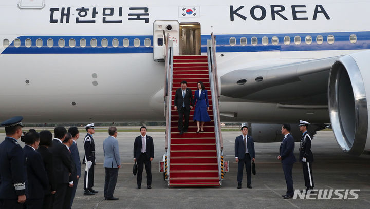 [성남=뉴시스] 홍효식 기자 = 미국 순방 일정을 마치고 귀국한 윤석열 대통령과 부인 김건희 여사가 23일 경기도 성남 서울공항에 도착해 공군 1호기에서 내리고 있다. 2023.09.23. yesphoto@newsis.com