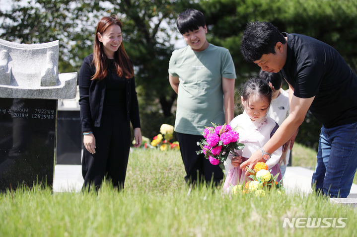 [인천=뉴시스] 김진아 기자 = 추석 명절을 5일 앞둔 24일 인천 부평구 인천가족공원을 찾은 가족이 성묘를 하고 있다. 2023.09.24. bluesoda@newsis.com