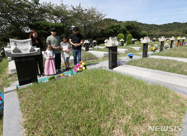 [인천=뉴시스] 김진아 기자 = 추석 명절을 5일 앞둔 24일 인천 부평구 인천가족공원을 찾은 가족이 성묘를 하고 있다. 2023.09.24. bluesoda@newsis.com