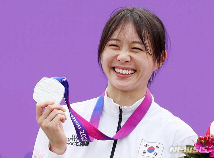 [항저우=뉴시스] 조수정 기자 = 24일(현지시간) 중국 항저우 푸양 인후 스포츠센터에서 열린 근대5종 개인전 한국 여자 국가대표 김선우가 은메달을 차지, 메달을 들어보이고 있다. 김선우는 항저우 아시안게임 첫 메달을 획득했다. 2023.09.24. chocrystal@newsis.com