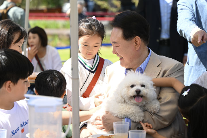 [서울=뉴시스] 윤석열 대통령이 추석을 앞둔 24일 서울 용산어린이정원에서 운영 중인 팔도장터를 방문해 어린이들과 대화하고 있다. (사진=대통령실 제공) 2023.09.24. photo@newsis.com *재판매 및 DB 금지