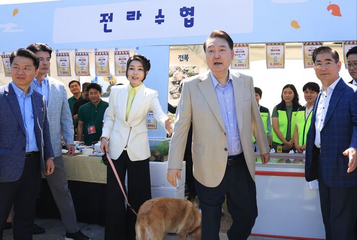 [서울=뉴시스] 윤석열 대통령과 부인 김건희 여사가 추석을 앞둔 24일 서울 용산어린이정원에서 운영 중인 팔도장터를 방문하고 있다. (사진=대통령실 제공) 2023.09.24. photo@newsis.com *재판매 및 DB 금지