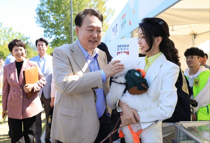 [서울=뉴시스] 윤석열 대통령과 부인 김건희 여사가 추석을 앞둔 24일 서울 용산어린이정원에서 운영 중인 팔도장터를 방문하고 있다. (사진=대통령실 제공) 2023.09.24. photo@newsis.com *재판매 및 DB 금지