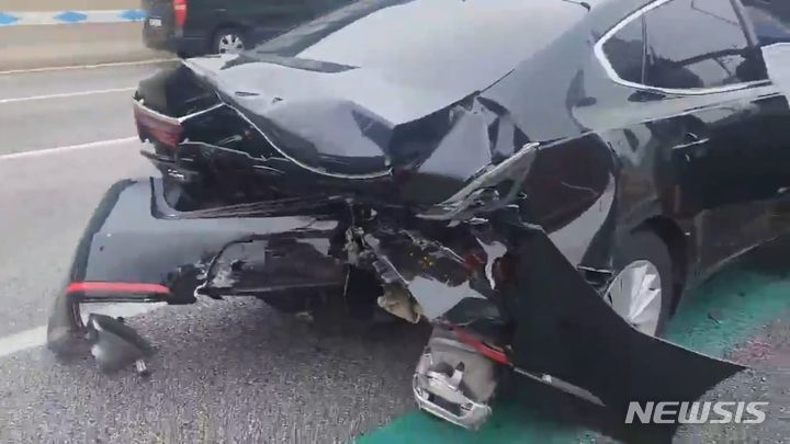 [인천=뉴시스] 이루비 기자 = 사고 충격으로 뒷부분이 파손된 K7 차량. 독자 제공
