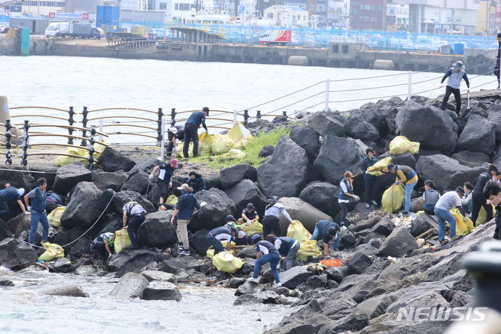 [제주=뉴시스] 오영재 기자 = 25일 오후 제주항에서 제주해양경찰서 등 민·관 140여명이 '국제연안 정화의 날'을 맞아 해양 쓰레기를 줍고 있다. (사진=제주해양경찰서 제공) 2023.09.25. photo@newsis.com