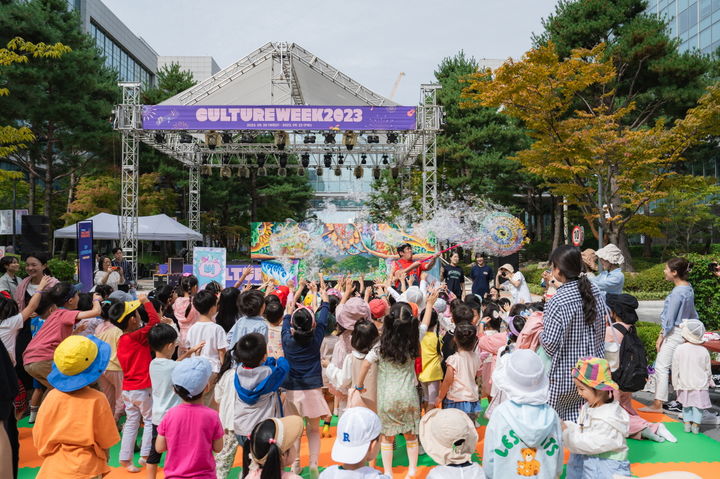 문화·혁신·예술 아우른 마곡 'LG 스파크' 축제, 5만명 즐겼다 - 뉴스 썸네일 이미지