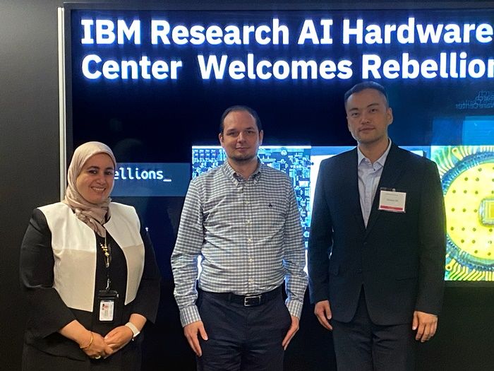 [서울=뉴시스] 인공지능(AI) 반도체 스타트업 리벨리온이 뉴욕 IBM 데이터센터에서 퀄테스트(품질검증)를 진행한다. 카오우타르 IBM리서치 수석연구원, 존 로젠 IBM 리서치 이사*, 오진욱 리벨리온 CTO. (사진=리벨리온 제공) *재판매 및 DB 금지