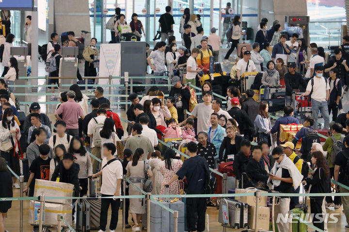 [인천공항=뉴시스] 조성우 기자 = 사진은 지난달 25일 오전 인천국제공항 제1여객터미널 출국장에서 추석연휴 기간을 해외에서 보내려는 여행객 등으로 붐비고 있다. 2023.10.26. xconfind@newsis.com