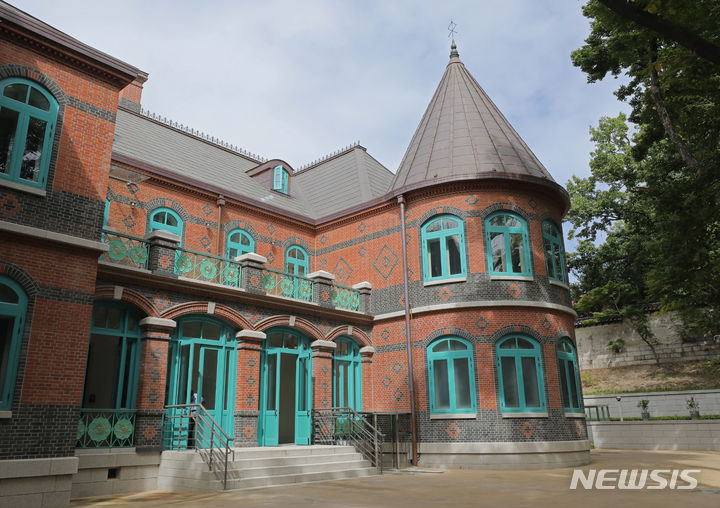 [서울=뉴시스] 김금보 기자 = 25일 100년 전 대한제국 외교의 중심공간이었던 덕수궁 돈덕전이 복원을 마치고 언론에 공개됐다. 사진은 이날 오전 서울 중구 덕수궁 돈덕전 동편부. 덕수궁 돈덕전은 고종 즉위 40주년 칭경예식에 맞추어 황궁에 지은 서양식 영빈관으로, 1921년~1926년 훼철되는 역사를 겪었다. 2023.09.25. kgb@newsis.com