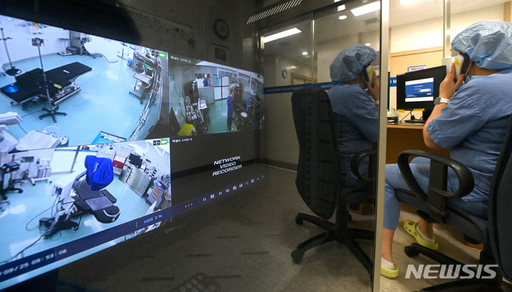 [수원=뉴시스] 김종택기자 = 의료기관 수술실 CCTV(폐쇄회로 텔레비전)설치가 의무화된 25일 경기도 수원시 경기도의료원 수원병원 수술실에 CCTV가 설치돼 있다. 이날 수술실 CCTV 설치와 운영을 의무화하는 의료법이 시행됨에 따라 전신마취나 수면마취 등 환자의 의식이 없는 상태에서 수술을 시행하는 의료기관의 개설자는 수술실 내부에 CCTV를 설치해야 한다. 2023.09.25. jtk@newsis.com