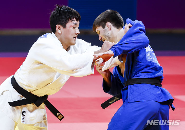 [항저우=뉴시스] 정병혁 기자 = 이준환이 25일 중국 항저우 샤오산 린푸 체육관에서 열린 2022 항저우 아시안게임 유도 남자 81g급 결승전, 타지키스탄 소몬 막메드베코프와 경기에서 공격하고 있다. 2023.09.25. jhope@newsis.com