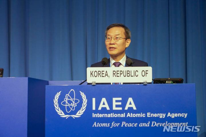 [서울=뉴시스]이종호 과학기술정보통신부 장관이 25일(현지시간) 제67차 국제원자력기구(IAEA) 정기총회에 참석해 기조연설을 하고 있다. (사진=과기정통부 제공)