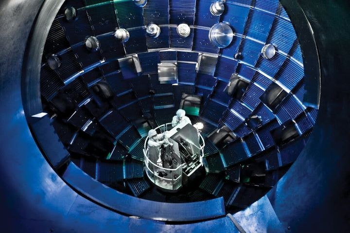[서울=뉴시스]미 국립 리버모어 연구소가 지난 7월 레이저 핵융합 실험에서 투입 에너지의 거의 2배에 달하는 에너지를 생성하는 실험에 성공했다. 사진은 레이저 조사기 모습. (출처=리버모어 연구소) 2023.9.26. *재판매 및 DB 금지