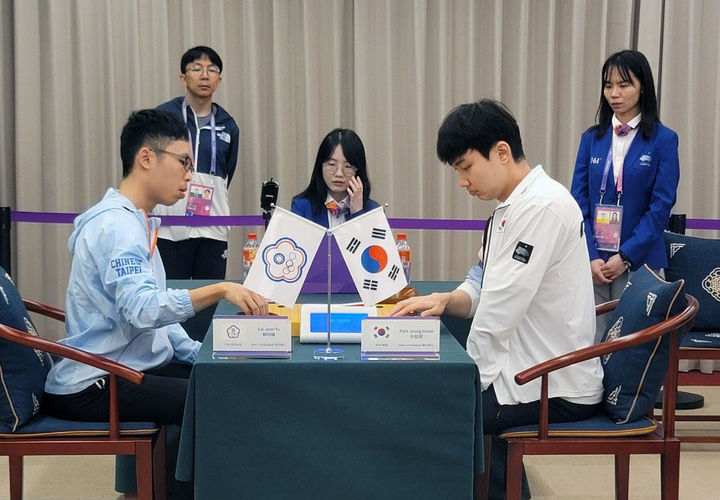 [서울=뉴시스] 남자개인전 5라운드 박정환(오른쪽) 9단 vs 라이쥔 푸 8단(대만). (사진=한국기원 제공) 2023.09.26. photo@newsis.com *재판매 및 DB 금지