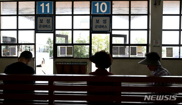 [보성=뉴시스] 김혜인 기자 = 추석 연휴를 사흘 앞둔 25일 오후 전남 보성군 벌교버스공용터미널 대합실에서 이용객이 버스를 기다리고 있다. 2000년대 하루 이용객이 1000명에 가까웠던 터미널은 이용객이 점점 줄다 코로나19로 급격한 경영난을 겪으면서 지난 6월 폐업했다. 보성군은 이용객의 불편을 최소화하기 위해 터미널을 임차운영하고 있다. 2023.09.25. hyein0342@newsis.com