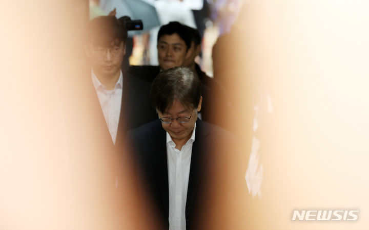 [서울=뉴시스] 김명년 기자 = 특정경제범죄 가중처벌 등에 관한 법률 위반, 위증교사 등의 혐의를 받는 이재명 더불어민주당 대표가 26일 오전 서울 서초구 서울중앙지방법원에서 열린 구속 전 피의자 심문(영장실질심사)에 출석하고 있다. 2023.09.26. kmn@newsis.com
