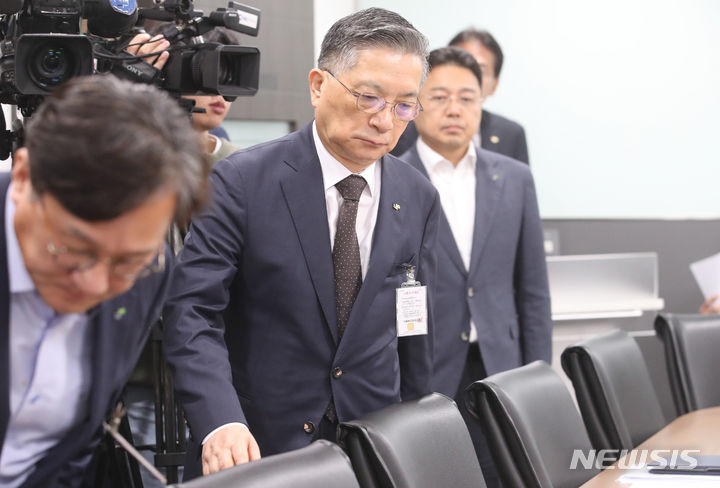 [서울=뉴시스] 김명원 기자 = 이한준 한국토지주택공사(LH) 사장이 26일 오전 서울 종로구 정부서울청사에서 열린 LH 외벽 철근 누락 긴급 점검회의에 참석하고 있다. 2023.09.26. kmx1105@newsis.com