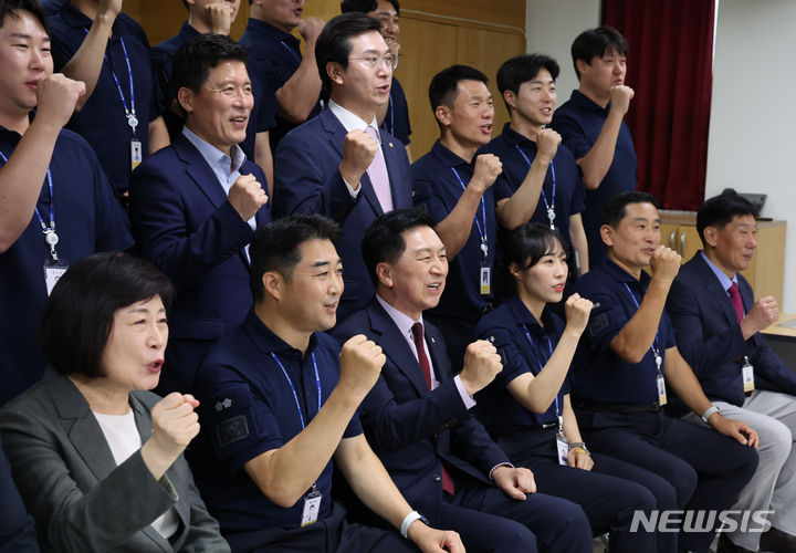 [서울=뉴시스] 조성봉 기자 = 김기현 국민의힘 대표가 26일 오후 서울 여의도 국회경비대를 찾아 대원들과 기념촬영을 하고 있다. (공동취재사진) 2023.09.26. photo@newsis.com