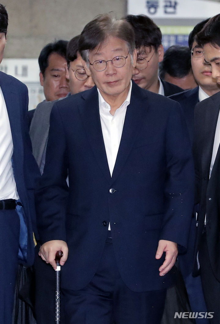 [서울=뉴시스] 김금보 기자 = 이재명 더불어민주당 대표가 26일 오후 서울 서초구 서울중앙지방법원에서 구속 전 피의자 심문(영장실질심사)을 마친 뒤 이동하고 있다. 2023.09.26. kgb@newsis.com