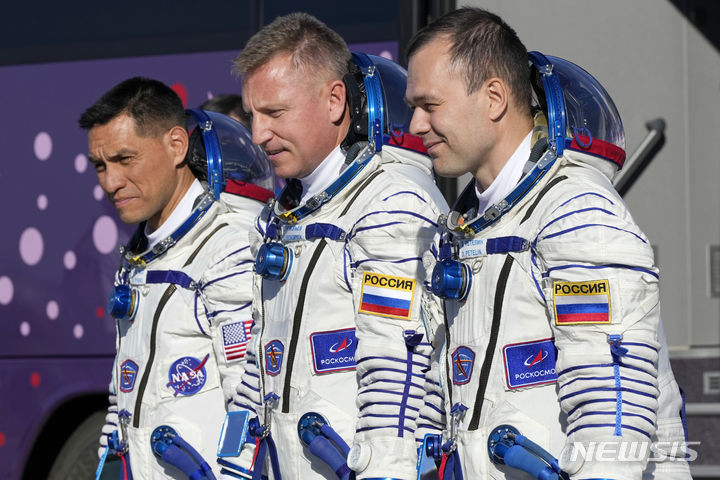 [AP/뉴시스] 371일 전인 2022년 9월21일 소유즈 유인 캡슐을 타고 ISS에 올라갈 3명의 우주비행사들이 캡슐을 상단에 장착하고 바이코누르 기지에 세워진 우주 로켓 소유즈-2-1로 걸어가고 있다. 왼쪽부터 프랭크 루비오, 세르게이 프로코피예프, 드미트리 페텔린. 