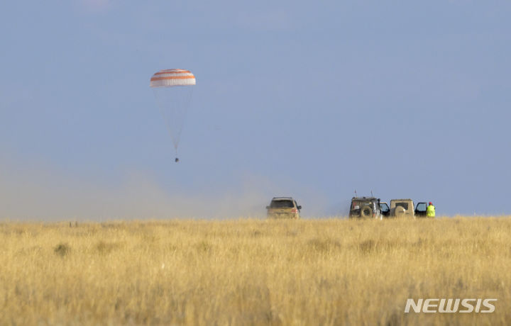 [AP/뉴시스] 러시아 소유즈 MS-23 유인우주선 캡슐이 낙하산을 펼치고 27일 371일 전에 우주로 발사되었던 카자흐스탄 바이코누르 기지 초원 스텝 위로 하강 귀환하고 있다.