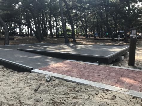 강릉 연곡해변캠핑장에 마련된 무장애 캠핑데크. (사진=한국관광공사 제공) photo@newsis.com *재판매 및 DB 금지