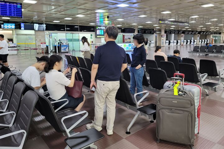 [대구=뉴시스] 이상제 기자 = 추석 연휴를 하루 앞둔 27일 오후 대구 동구 대구국제공항에 귀성객과 여행객들이 발걸음을 재촉하고 있다. 2023.09.27. king@newsis.com *재판매 및 DB 금지