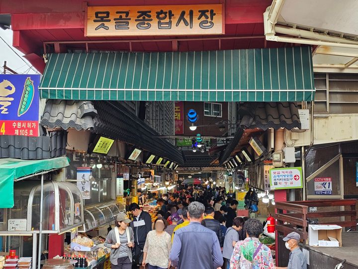 [수원=뉴시스] 양효원 기자 = 추석 연휴 하루 전인 27일 낮 12시께 경기 수원시 팔달구 못골종합시장이 명절 준비를 위해 시장을 찾은 시민들로 붐비고 있다. 2023.9.27. hyo@newsis.com *재판매 및 DB 금지