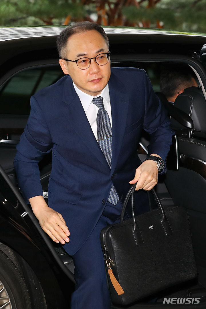 [서울=뉴시스] 최진석 기자 = 이원석 검찰총장이 이재명 더불어민주당 대표에 대한 구속영장 기각된 27일 서울 서초구 대검찰청으로 출근하고 있다. 2023.09.27. myjs@newsis.com