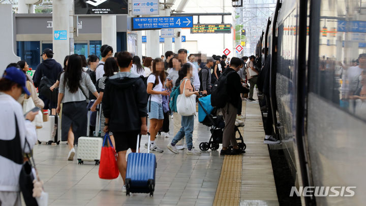 [서울=뉴시스] 최진석 기자 = 시민들이 KTX열차에 탑승하고 있다. 2023.09.27. myjs@newsis.com