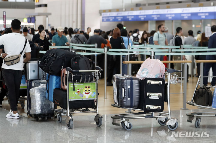 [인천공항=뉴시스] 최동준 기자 = 추석 연휴를 앞둔 27일 인천국제공항 출국장이 이용객들로 붐비고 있다. 인천국제공항공사는 이번 추석연휴 특별 교통대책 기간인 27일부터 10월 3일까지 7일간 총 121만 3000명, 일평균 기준 17만 3000명의 여객이 인천공항을 이용할 것으로 전망했다. 2023.09.27. photocdj@newsis.com